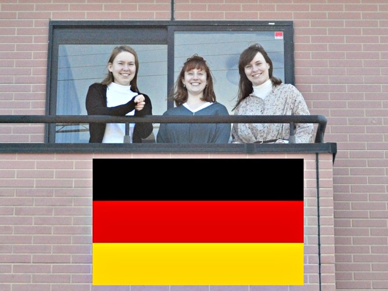 ２０２２年２月に撮った当教室の先生がWeltドイツ語教室の前に立っている写真