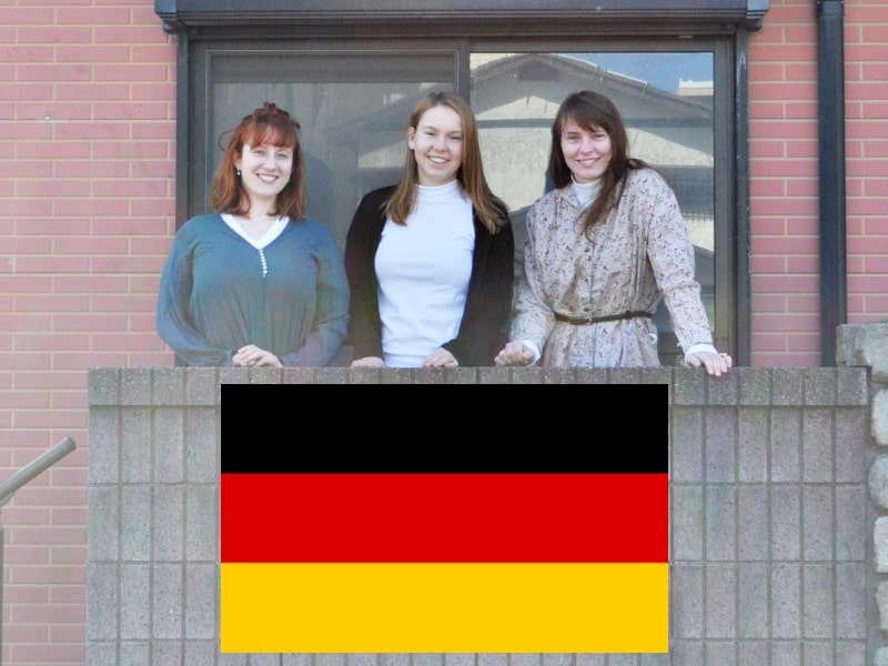 ２０２２年２月に撮った、福岡市西区姪浜にある当教室の講師達がWeltドイツ語教室の前に立っている写真